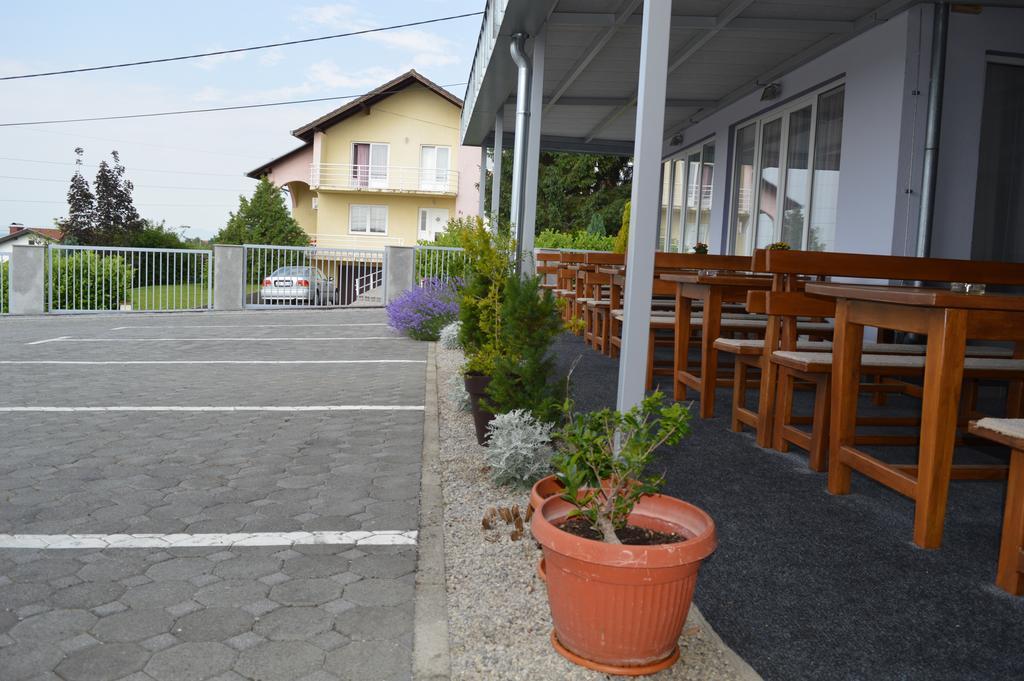 Bed and Breakfast Pansion Antonio à Slavonski Brod Extérieur photo