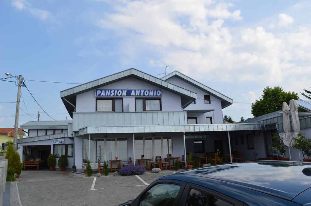Bed and Breakfast Pansion Antonio à Slavonski Brod Extérieur photo