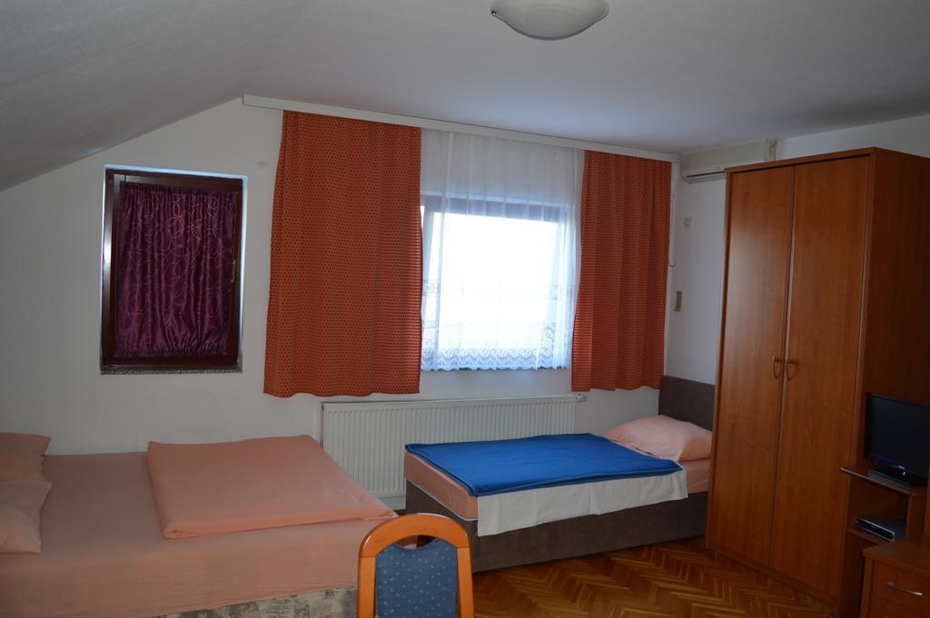 Bed and Breakfast Pansion Antonio à Slavonski Brod Extérieur photo